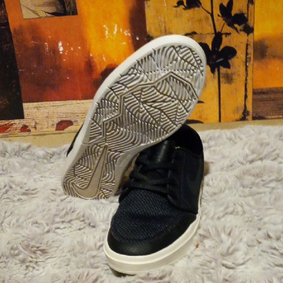 Nike Dark Green and White Athletic Shoes - Picture 4 of 5